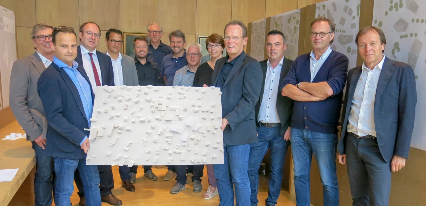 Die Jury des Architektenwettbewerbs präsentiert das Siegerprojekt von Dworzak-Grabher für das neue Gebäudeensemble für Lustenauer Ortsteilzentrum Rheindorf. (Es fehlt: Jurymitglied Ing. Wilhelm Muzyczyn.) Die Jury des Architektenwettbewerbs präsentiert das Siegerprojekt von Dworzak-Grabher für das neue Gebäudeensemble für Lustenauer Ortsteilzentrum Rheindorf. (Es fehlt: Jurymitglied Ing. Wilhelm Muzyczyn.)